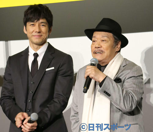映画「仁侠学園」の初日舞台あいさつに出席した、西島秀俊（左）、西田敏行