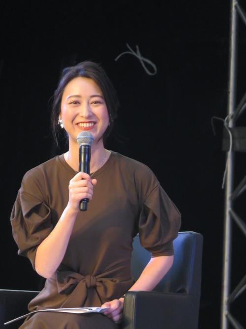 トークショーで笑顔を見せる小川彩佳アナウンサー