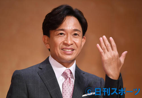 記者会見で結婚を報告し、「エア指輪」のポーズで撮影に応じるTOKIOの城島茂（撮影・加藤諒）