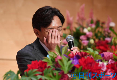 結婚を報告する記者会見で新婦の両親の年齢に質問が及び、「聞かれたくなかった」と顔を覆うTOKIOの城島茂（撮影・加藤諒）