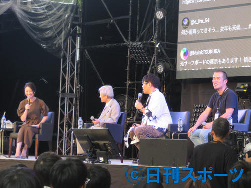 トークショーで笑顔を見せる小川彩佳アナウンサー（左）。右へ田原総一朗氏、小坂大魔王、田端信太郎氏