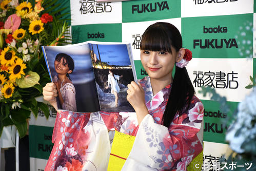 3冊目の写真集「Re：Birth」発売記念イベントに浴衣姿で出席した浅川梨奈（撮影・大友陽平）