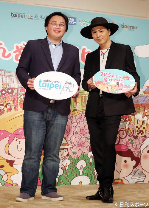 「知られざる台北の魅力」トークイベントで写真に納まる台北市観光伝播局局長の劉奕霆（りょう・いてぃん）氏（左）と三代目J　SOUL　BROTHERSの登坂広臣（撮影・垰建太）