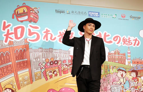 「知られざる台北の魅力」トークイベントに登壇し手を振る三代目J　SOUL　BROTHERSの登坂広臣（撮影・垰建太）