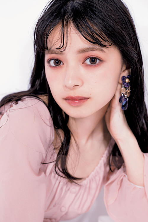 女性ファッション誌「bis」のレギュラーモデルに起用されたアンジュルム上国料萌衣
