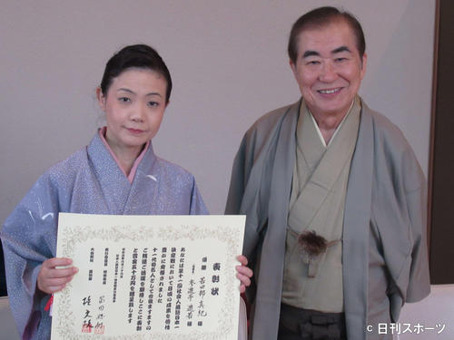 「第11回社会人落語日本一決定戦」で大会統括を務めた桂文枝（右）と優勝した参遊亭遊若（撮影・星名希実）