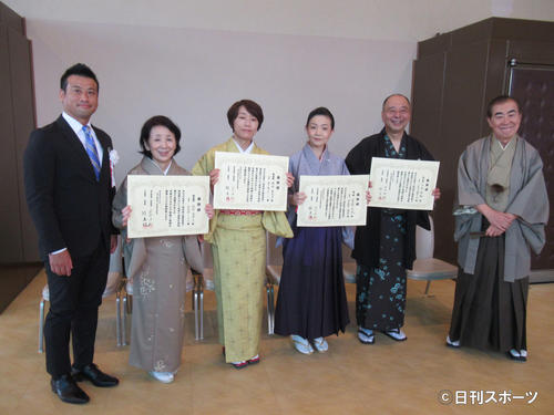 「第11回社会人落語日本一決定戦」で記念撮影をする左から冨田裕樹池田市長、市長賞の山笑亭こよん、2位の団子家みたらし、優勝の参遊亭遊若、3位の二松亭風林火山、大会統括を務めた桂文枝（撮影・星名希実）
