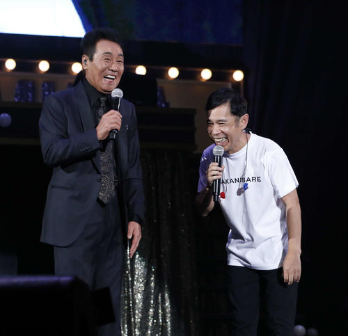 「ニッポン放送　岡村隆史のオールナイトニッポン歌謡祭」に出演した五木ひろし（左）、岡村隆史