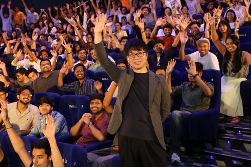 大盛況となった映画「天気の子」インドプレミアで手を振る新海誠監督