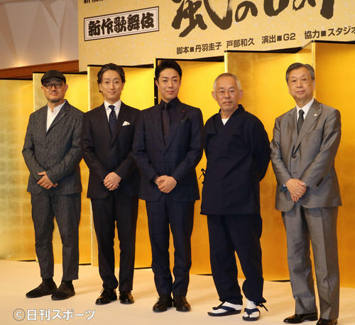 新作歌舞伎「風の谷のナウシカ」の制作会見。左から演出のG2氏、中村七之助、尾上菊之助、スタジオジブリ代表取締役プロデューサーの鈴木敏夫氏、松竹の安孫子正副社長