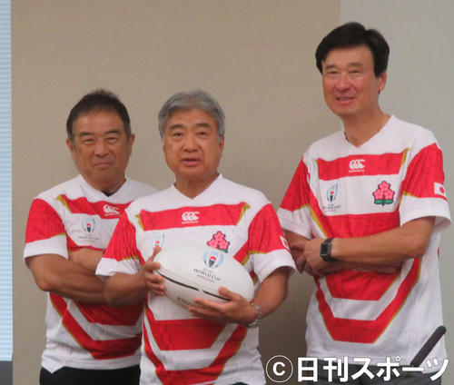 日本テレビの定例会見にラグビーのジャージーを着て出席した小杉善信社長。左は福田博之取締役、右は広瀬健一取締役（撮影・大井義明）