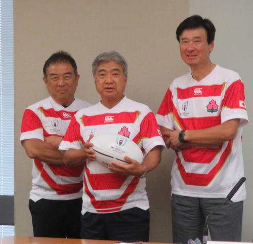 日本テレビの定例会見にラグビーのジャージーを着て出席した小杉善信社長。左は福田博之取締役、右は広瀬健一取締役（撮影・大井義明）
