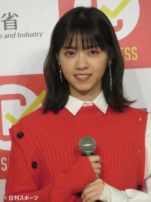 同事業を意識した赤いニットで登壇した西野七瀬