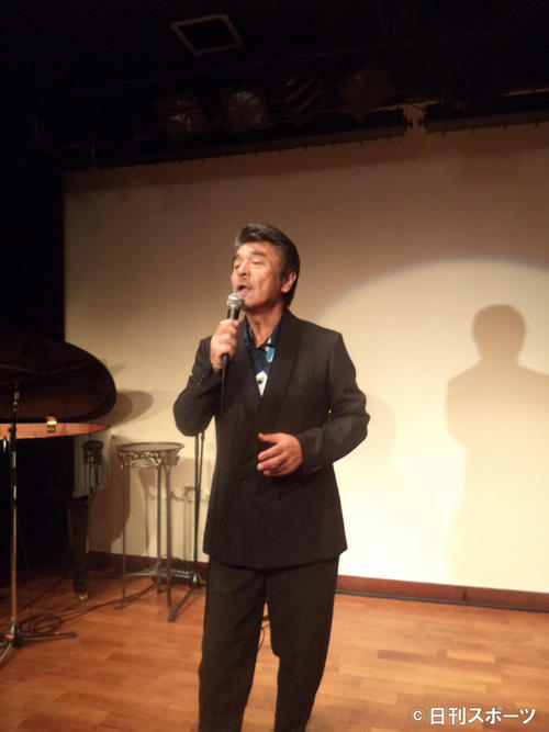 新曲を披露する原大輔