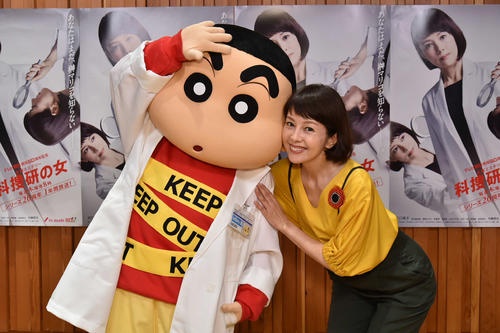 沢口靖子は野原しんのすけと記念撮影　（Ｃ）臼井義人／双葉社・シンエイ・テレビ朝日・ADK