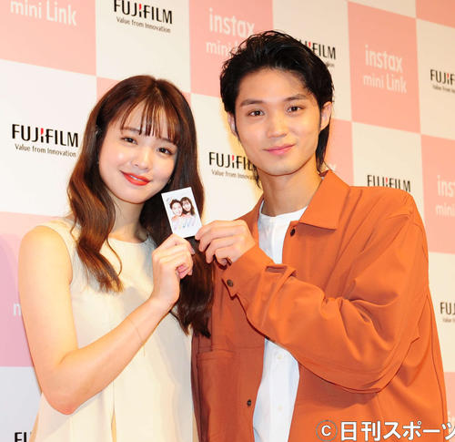 富士フイルムの新プリンターの発表会に参加した磯村勇斗と横田真悠（撮影・松本久）