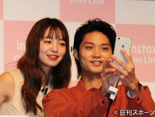 富士フイルムの新プリンターの発表会に参加した磯村勇斗と横田真悠（撮影・松本久）