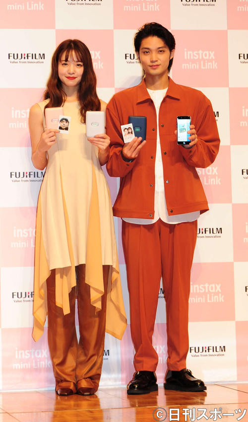 富士フイルムの新プリンターの発表会に参加した磯村勇斗と横田真悠（撮影・松本久）
