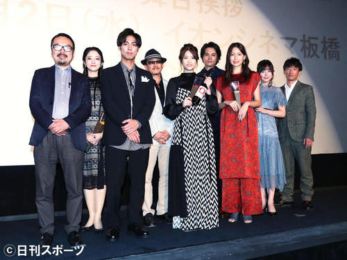 映画「東京ワイン会ピープル」完成披露試写会で笑顔を見せる乃木坂46の松村沙友理（中央）ら出演者ら。左から和田秀樹監督、藤岡沙也香、小野塚勇人、原作者の樹林伸、1人おいて少路勇介、大野いと、尾崎明日香、近藤雄介（撮影・足立雅史）