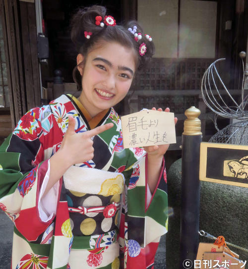 目黒・大円寺に20歳のお参りをし、「眉毛より濃い人生を」と絵馬に書いた井上咲楽（撮影・大井義明）