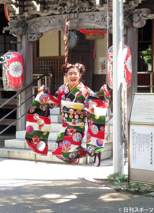 目黒・大円寺に20歳のお参りをし、元気にジャンプする井上咲楽（撮影・大井義明）