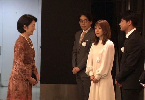 秋篠宮紀子さま（左）を迎える、右から森崎ウィン、松岡茉優、石川慶監督