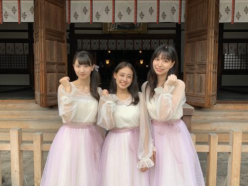今宮戎神社でヒット祈願を行った「カレッジ・コスモス」の（左から）秋月香七、松井まり、新家利奈
