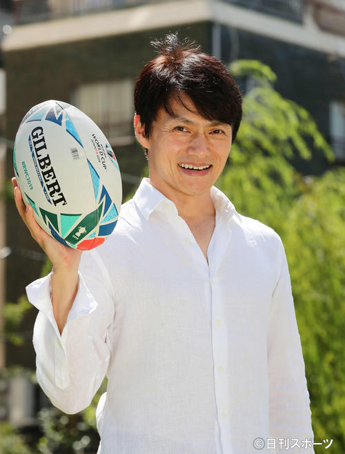 ボールを手にポーズをとる松村雄基（撮影・丹羽敏通）