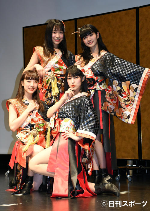 デビューライブを行った小野小町の、前列左から小西麗菜、坂中楓、後列左から山川紗希、福島彩菜（撮影・大友陽平）