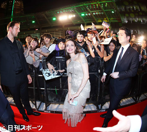 会場のファンと写真に納まるアンジェリーナ・ジョリー（中央）（撮影・河田真司）