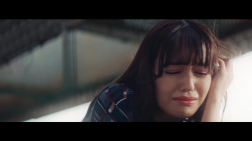 ＝LOVEの最新曲「ズルいよズルいね」のミュージックビデオで号泣する諸橋沙夏
