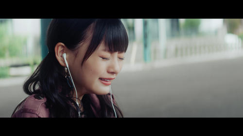 =LOVEの最新曲「ズルいよズルいね」のミュージックビデオで号泣するセンターの斉藤なぎさ