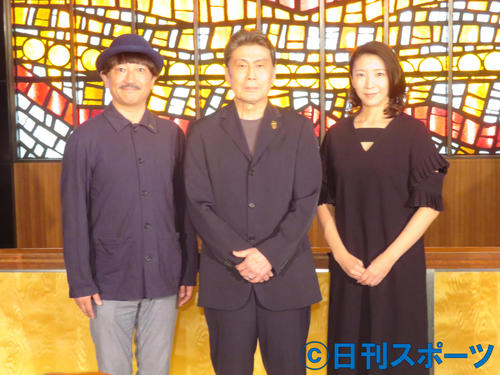 「ラ・マンチャの男」帝国劇場初日を迎え、取材に応じた松本白鸚（中央）。右は瀬奈じゅん、左は駒田一（撮影・大井義明）