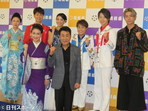 五木ひろし特別公演の会見に出席した、前列左から市川由紀乃、五木ひろし、後列同、坂本冬休み、パク・ジュニョン、川野夏美、ヒカル、ヤマト、川上大輔