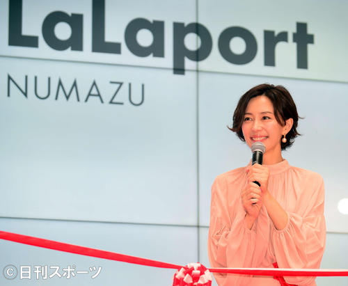 オープニングセレモニーで笑顔を見せる木村佳乃