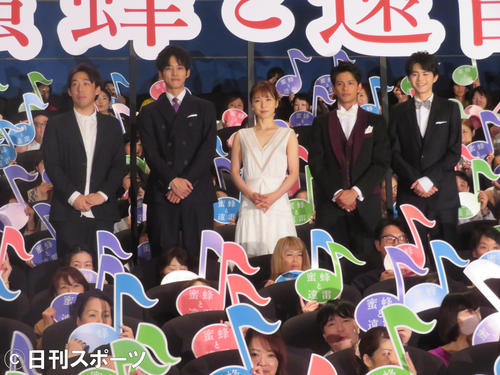 映画「蜜蜂と遠雷」初日舞台あいさつ。左から石川慶監督、松坂桃李、松岡茉優、森崎ウィン、鈴鹿央士（撮影・大井義明）