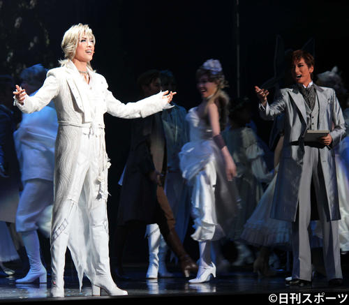 バラの精霊にふんして男役最後の芝居に臨む明日海りお（左）は、東京公演の開幕を待つ（撮影・村上久美子）