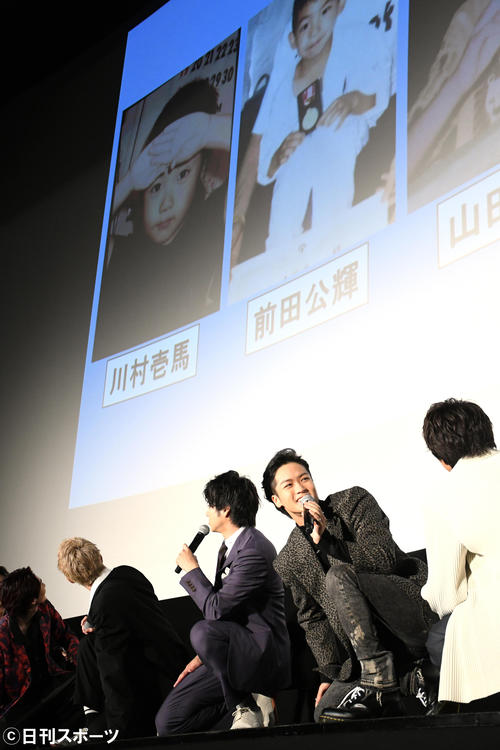 映画「HiGH＆LOW　THE　WORST」初日舞台あいさつで幼少期の写真が公開され笑顔のTHE　RAMPAGE川村壱馬（右から2人目）（撮影・大友陽平）