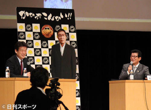 故やしきたかじんさん遺贈金で開催されたフォーラムに出席した松井一郎大阪市長（右）と、トークを進行した辛坊治郎氏（撮影・村上久美子）