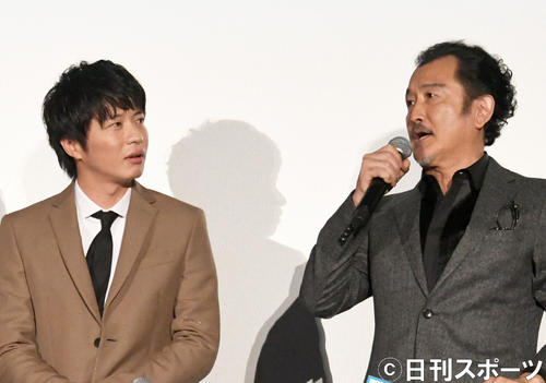 田中圭（左）と吉田鋼太郎