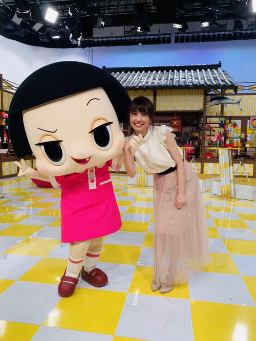 チコちゃん（左）と並んで笑顔を見せる小林麻耶