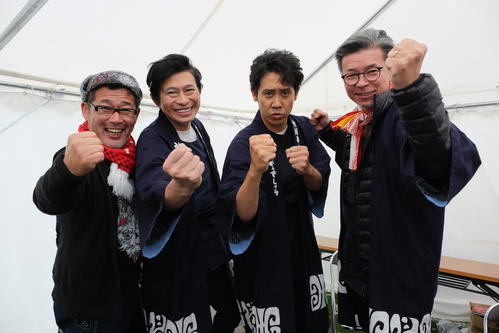 写真撮影では気合バッチリの（左から）藤村D、鈴井、大泉、嬉野D（C）HTB
