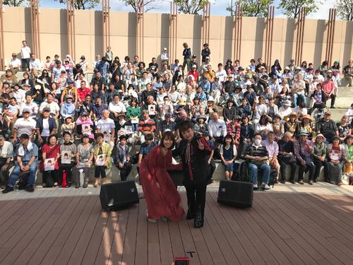 新曲イベントを行った天童よしみ（右）と、半崎美子の前に、ファン約600人が集まった