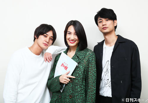 息もぴったりと朗読劇「ドラゴン桜」に臨む、左から高崎翔太、LIZA、馬場良馬（撮影・足立雅史）