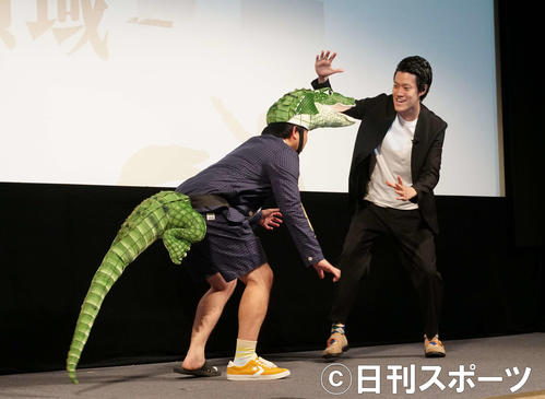 ワニに扮（ふん）したせいや（左）ともみ合う粗品（撮影・遠藤尚子）