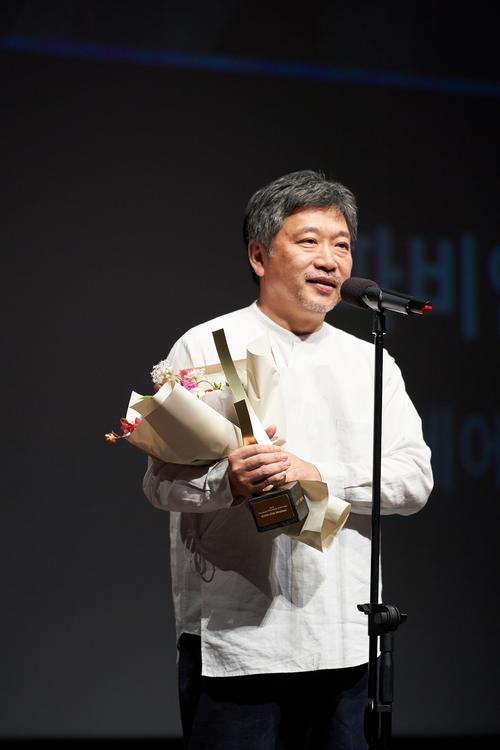 第24回釜山国際映画祭で「今年のアジア映画人賞」に選ばれあいさつする是枝裕和監督