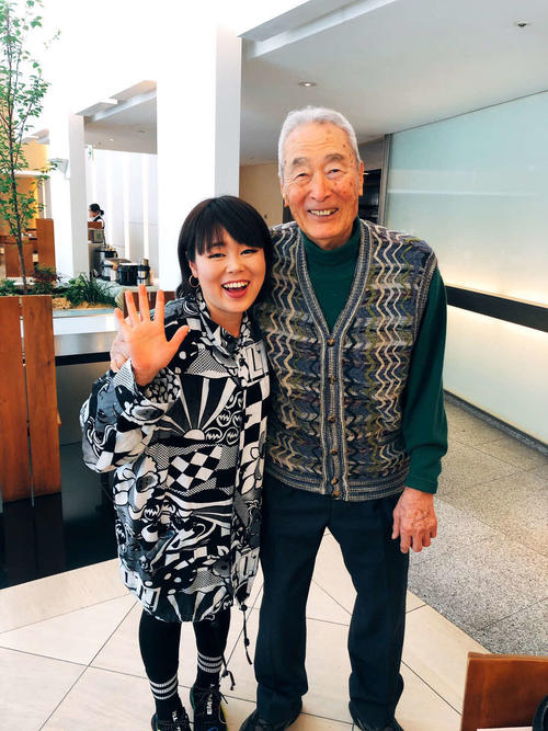 金田正一さん（右）と親交のあったブルゾンちえみ