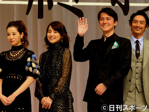 左から桜井ユキ、石田ゆり子、福山雅治、伊勢谷友介（撮影・相原斎）