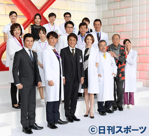 テレビ朝日系ドラマ　「ドクターX～外科医・大門未知子～」制作発表記者会見で記念撮影する米倉涼子（前列左から4人目）ら。前列左から武田真治、ユースケ・サンタマリア、市村正親、1人置いて西田敏行、岸部一徳、内田有紀。中列左から清水ミチコ、今田美桜、藤森慎吾、勝村政信、遠藤憲一。後列左から川瀬莉子、河北麻友子、戸塚純貴、鈴木浩介、脚本家の中園ミホ（撮影・滝沢徹郎）