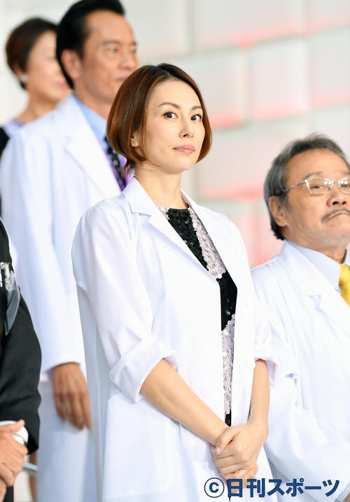 テレビ朝日系ドラマ　「ドクターX～外科医・大門未知子～」制作発表記者会見に登場した米倉涼子（手前）（撮影・滝沢徹郎）